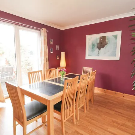 53 Burniston Road Holiday home *